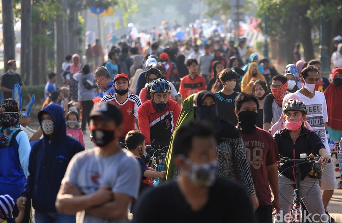 Area sekitar BKT ramai didatangi warga saat Minggu pagi. Selain berolahraga, tak sedikit warga yang datang untuk isi waktu di akhir pekan bersama keluarga