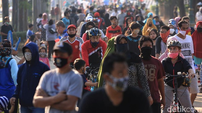 Begini Ramainya Kawasan BKT Saat Minggu Pagi Area sekitar BKT ramai didatangi warga saat Minggu pagi. Selain berolahraga, tak sedikit warga yang datang untuk isi waktu di akhir pekan bersama keluarga