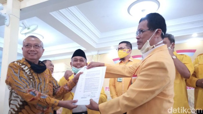 Bupati Bantul, Suharsono saat menerima rekomendasi dari DPC Golkar Kabupaten Bantul