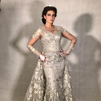 Ini adalah salah satu penampilan Catherine Wilson saat comeback menjadi model. Wanita kelahiran 25 Februari 1981 itu tampil memeragakan koleksi busana pengantin.Foto: Dok. Instagram @catherinewilson