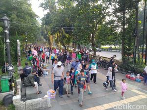 Warga Padati Pedestrian Tugu Kujang Bogor, Masih Ada yang Tak Bermasker