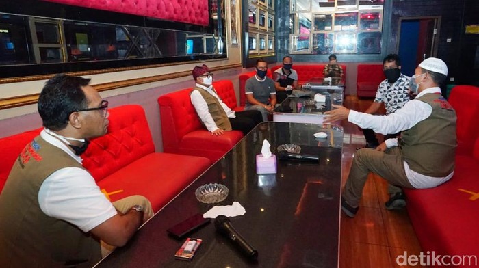 Gugus Tugas Percepatan Penanganan COVID-19 Banyuwangi setiap hari menggelar razia. Itu untuk memantau dan mengevaluasi penerapan protokol kesehatan pada tempat usaha.