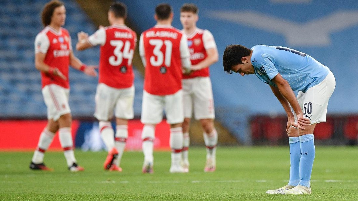 Bek Man City, Eric Garcia, tertunduk usai timnya dikalakan Arsenal 0-2 di semifinal Piala FA, Minggu (19/7/2020) dini hari WIB. (Foto: Justin Tallis/Pool via Getty Images)