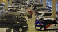 Dilonggarkannya pembatasan aktivitas membuat sejumlah warga dapat langsung datang ke sentra penjualan mobil bekas untuk melihat kondisi mobil tersebut sebelum membelinya. 
