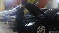 Mobil bekas berbagai merk dapat ditemui oleh para calon pembeli.