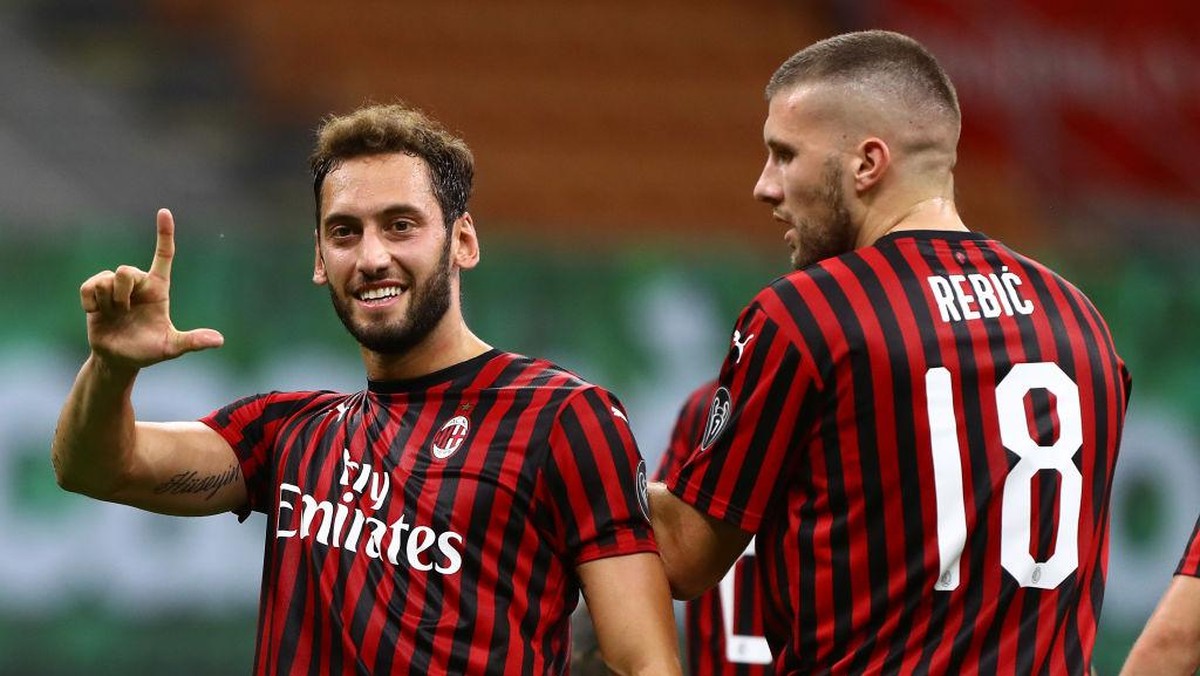 AC Milan kesal Hakan Calhanoglu disodorkan ke Juventus dan Inter Milan. (Foto: Getty Images/Marco Luzzani)