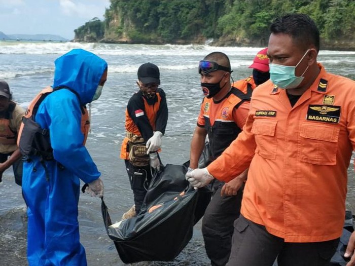 Jasad wisatawan asal Kota Blitar, Heru Widodo ditemukan. Sebelumnya ia hilang tersapu ombak saat memancing di Pantai Kedung Tumpang.