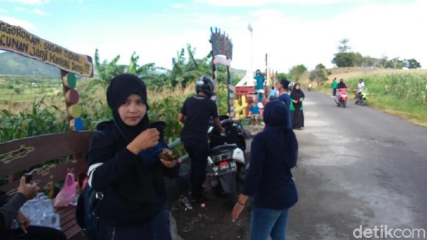 Inisiatif menghadirkan spot wisata ini sebagai upaya pemberdayaan masyarakat. Dengan diubah jadi lokasi wisata, anak-anak muda tidak akan lagi menjadikan tempat ini sebagai tempat balap liar. (Hasrul Nawir/detikcom) Inisiatif menghadirkan spot wisata ini sebagai upaya pemberdayaan masyarakat. Dengan diubah jadi lokasi wisata, anak-anak muda tidak akan lagi menjadikan tempat ini sebagai tempat balap liar. (Hasrul Nawir/detikcom)