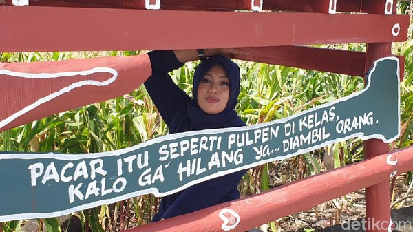 Di lokasi wisata ini ada berbagai macam spot-spot selfie yang terbuat dari kayu dilengkapi dengan kalimat yang lucu dan menggelitik. (Hasrul Nawir/detikcom) Di lokasi wisata ini ada berbagai macam spot-spot selfie yang terbuat dari kayu dilengkapi dengan kalimat yang lucu dan menggelitik. (Hasrul Nawir/detikcom)