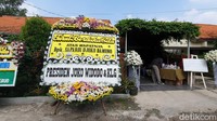 Sederet karangan bunga sudah menghiasi depan rumah duka. Salah satunya datang dari Presiden Joko Widodo. (Foto: Febri/detikcom)
