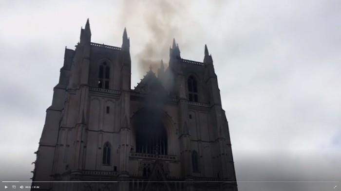 Katedral Bersejarah di Prancis Terbakar