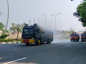Usai Dipakai CFD, Flyover Summarecon Bekasi Disemprot Disinfektan