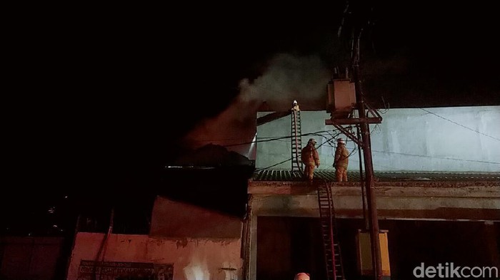 Sebuah toko bangunan di Jalan Raya Ngasinan, Desa Kepatihan, Kecamatan Menganti terbakar. Kebakaran terjadi sejak pukuul 19.00 WIB.