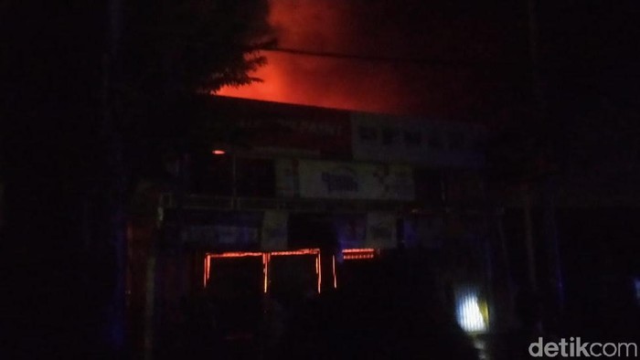 Sebuah toko bangunan di Jalan Raya Ngasinan, Desa Kepatihan, Kecamatan Menganti terbakar. Kebakaran terjadi sejak pukuul 19.00 WIB.