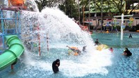 Diketahui, The Jungle Waterpark kembali dibuka untuk umum sejak Sabtu (18/7) kemarin. Sebelumnya, wahana air ini sempat ditutup sejak akhir Maret 2020 sebagai langkah antisipasi penyebaran virus COVID-19. 