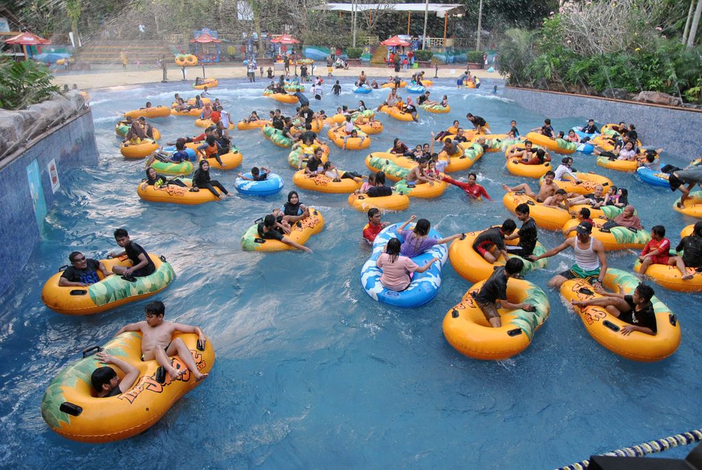 Sejumlah taman rekreasi di Bogor mulai dibuka kembali dengan terapkan protokol kesehatan. Salah satunya adalah The Jungle Waterpark.