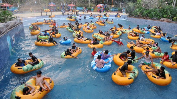 Sejumlah pengunjung bermain wahana air di The Jungle Waterpark, Kota Bogor, Jawa Barat, Sabtu (18/7/2020).