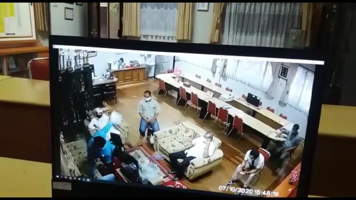 Lurah Banda Baru, Pamulang, Tangsel tendang toples