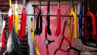 Pasangan suami istri ini memanfaatkan rumah sebagai bengkel sekaligus gudang.Selain perabotan rumah, seluruh ruangan yang ada dipenuhi barang bekas atau rongsokan sepeda. Mulai dari kerangka, roda, rantai, setang dan bagian bagian lain. Bahkan saking banyaknya, ruang depan dan ruang keluarga juga dipenuhi spare part sepeda. 