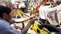 Sejak olahraga gowes ini banyak digemari warga, Fatoni banjir pesanan sepeda. Kebanyakan dari mereka sengaja pesan ke Fatoni karena harganya jauh lebih murah dibanding harga toko. Warga yang akan memesan sepeda bisa langsung memilih sendiri bahan rangka dan modelnya. Semua jenis sepeda ada di rumah ini mulai dari sepeda gunung berbagai ukuran, sepeda lipat, BMX sepeda onthel tua dan sepeda mini klasik phoenix model U. Bagi yang beruntung, bisa mendapatkan bahan kualitas bagus untuk dirakit kembali.