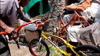 Soal harga, Fatoni menjamin jauh lebih murah dari harga toko. Dia membandingkan, bila sepeda di toko Rp.1 juta maka jika membeli di tempatnya harganya kisaran Rp.400 ribu - Rp.500 ribu. Sekarang, kata Fatoni tiap hari bisa menjual 2 unit sepeda, atau minimal satu unit. Meningkatnya pesanan sudah dirasakan sejak dua bulan terakhir seiring menjamurnya kegiatan gowes.