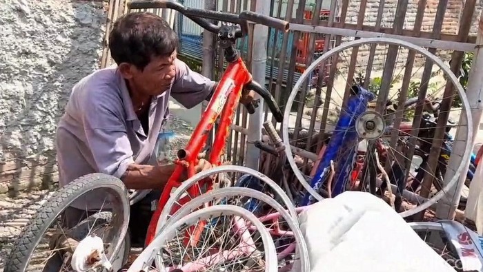 Melihat Daur Ulang Sepeda dari Barang Rongsok Fatoni (60) sudah 30 tahun geluti pekerjaan sebagai perakit sepeda dari barang rongsok. Di tangannya, potongan bagian sepeda bekas disulap menjadi sepeda baru.