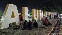 Tak sedikit warga yang datang ke sana untuk mengisi waktu di malam akhir pekan bersama keluarga maupun kerabat.