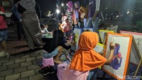 Tak heran, kawasan Alun-alun Ciamis kini tampak ramai oleh warga yang beraktivitas di Sabtu (18/7) malam. Pemandangan tersebut tampak berbeda dengan 3 bulan sebelumnya saat Ciamis turut menerapkan pembatasan aktivitas guna mencegah penyebaran virus Corona.