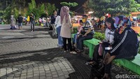 Sejumlah warga juga tampak mengenakan masker, meski masih ada sejumlah warga lainnya yang tampak tak mengenakan masker saat beraktivitas di kawasan Alun-alun Ciamis pada Sabtu (18/7) malam.