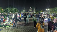 Kawasan Alun-alun Ciamis, Jawa Barat, tampak ramai didatangi warga di saat Sabtu (18/7) malam.