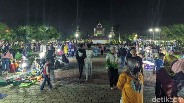 Melihat Lagi Keramaian Alun-alun Ciamis Saat Malam Minggu Alun-alun Ciamis ramai didatangi warga saat Sabtu (18/7) malam. Mereka datang ke sana untuk mengisi waktu bersama keluarga dan kerabat di malam akhir pekan.