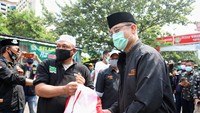 Dalam kesempatan itu, selain mendistribusikan paket sembako Bantuan Presiden, Mensos juga mengajak warga Betawi menjadi agen perubahan di era kenormalan baru. Adapun bantuan sosial Sembako Presiden yang disalurkan melalui FBR hari ini sejumlah 10.000 paket. Foto: dok. Kemensos