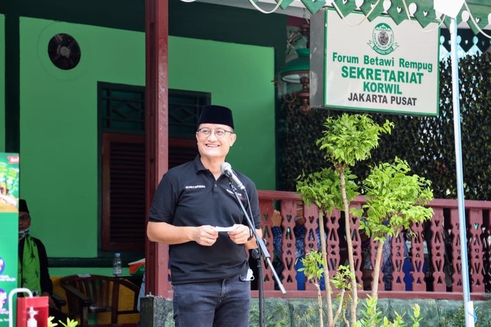 Mensos Ajak Ormas jadi Pelopor Disiplin Protokol Kesehatan Menteri Sosial Juliari P. Batubara bertemu dengan sejumlah tokoh Forum Betawi Rempug (FBR), di Pusat Wisata Kuliner Jakarta Tenteram Sejahtera (JTS), Sabtu (18/07/2020). Dalam kesempatan itu, selain mendistribusikan paket sembako Bantuan Presiden, Mensos juga mengajak warga Betawi menjadi agen perubahan di era kenormalan baru.