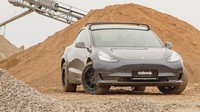 Ban dan pelek bawaan dilengserkan dan diganti dengan profil pelek ukuran 18 x 8.5 yang dipasang pada keempat ban. Ukuran pelek ini disebut hampir menyamai ukuran pelek Tesla Model 3 pikap buatan modifikator Simone Giertz. Foto: Delta 4 x 4