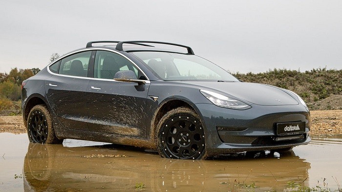 Modifikasi Tesla Model 3 jadi kendaraan off road