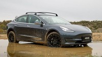 Dengan ubahan minimalis seperti itu, tentunya jangan berharap banyak kemampuan Tesla Model 3 akan menyamai kemampuan off-road Toyota Land Cruiser ataupun Suzuki Jimny. Meski demikian, setidaknya modifikasi kaki-kaki Tesla Model 3 ini bisa membuat pemiliknya lebih percaya diri saat melewati jalanan rusak maupun jalanan non aspal. Foto: Delta 4 x 4