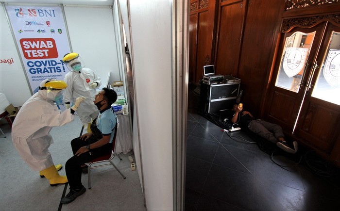 Ribuan warga Solo menjalani tes swab di Balai Kota  pada akhir pekan. Tes swab tersebut digelar sebagai upaya untuk atasi penyebaran virus Corona.