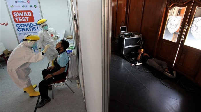 Momen Warga Solo Ikuti Tes Swab di Balai Kota Saat Akhir Pekan Ribuan warga Solo menjalani tes swab di Balai Kota pada akhir pekan. Tes swab tersebut digelar sebagai upaya untuk atasi penyebaran virus Corona.