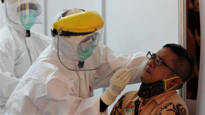 Momen Warga Solo Ikuti Tes Swab di Balai Kota Saat Akhir Pekan Ribuan warga Solo menjalani tes swab di Balai Kota pada akhir pekan. Tes swab tersebut digelar sebagai upaya untuk atasi penyebaran virus Corona.