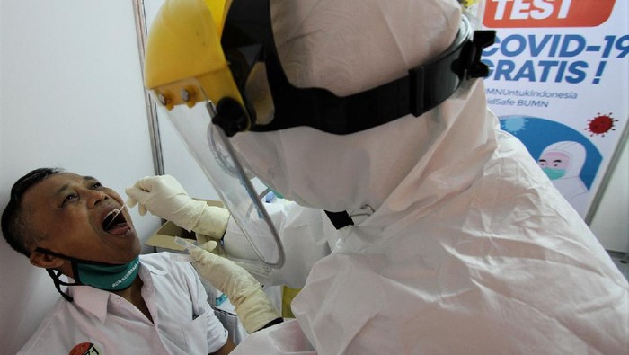 Ribuan warga Solo menjalani tes swab di Balai Kota  pada akhir pekan. Tes swab tersebut digelar sebagai upaya untuk atasi penyebaran virus Corona.