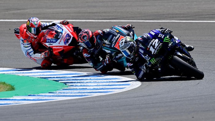 Monster Energy Yamaha Spanish rider Maverick Vinales rides ahead of Petronas Yamaha SRTs French rider Fabio Quartararo and Pramac Racings Australian rider Jack Miller during the MotoGP race of the Spanish Grand Prix at the Jerez racetrack in Jerez de la Frontera on July 19, 2020. (Photo by JAVIER SORIANO / AFP)