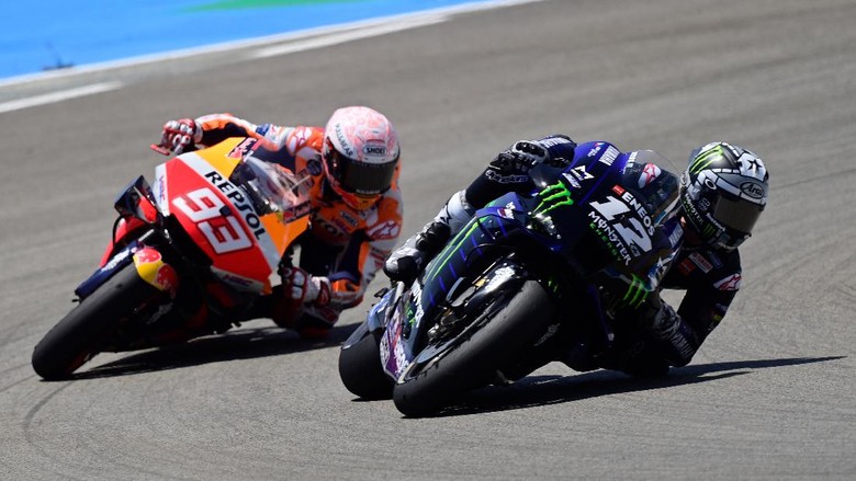 MotoGP Spanyol 2020 Repsol Honda Teams Spanish rider Marc Marquez (L) competes with Monster Energy Yamaha Spanish rider Maverick Vinales during the MotoGP race of the Spanish Grand Prix at the Jerez racetrack in Jerez de la Frontera on July 19, 2020. (Photo by JAVIER SORIANO / AFP)