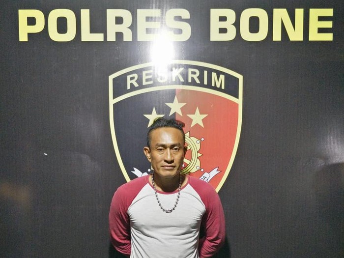 Pecatan Brimob mencuri ikan di empang warga di Bone, Sulsel