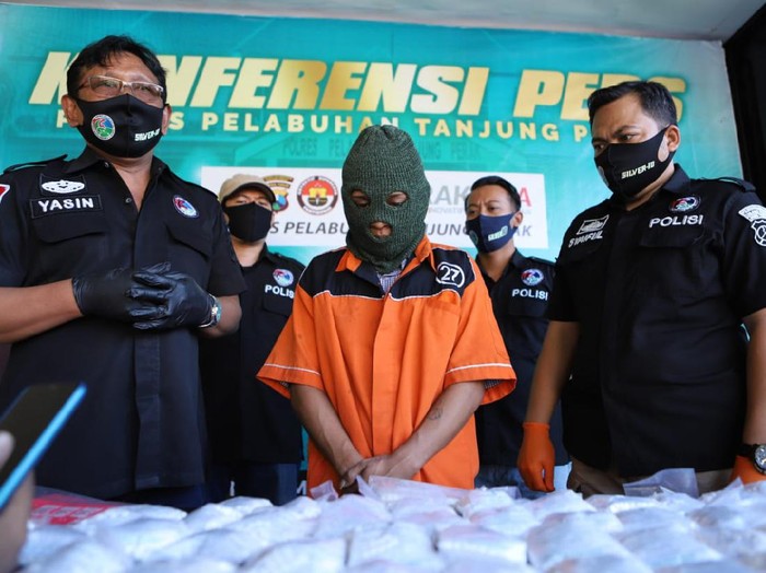 Polres Tanjung Perak Surabaya menangkap pengedar narkoba jenis pil double L. Dari tangan pelaku, polisi mengamankan barang bukti pil sebanyak 193 ribu butir.