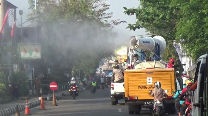 Penyemprotan disinfektan di Jalan protokol Purwakarta