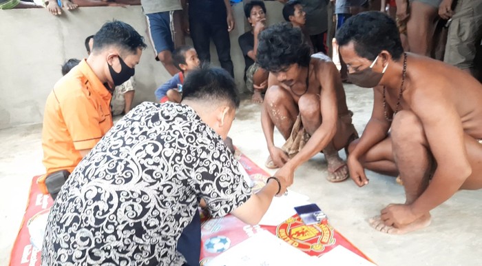Penyerahan bantuan ke warga Suku Anak Dalam di Jambi (Ferdi-detikcom)