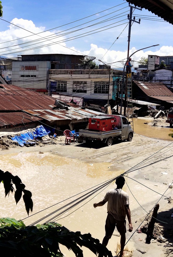 Usai diterjang banjir bandang, wilayah Masamba, Luwu Utara, Sulawesi Selatan nyaris lumpuh. Jaringan telekomunikasi pun tak luput dari terjangan.