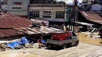 Telkomsel menyiagakan mobile genset di salah satu titik BTS di pusat Kota Masamba akibat terputusnya aliran listrik pasca banjir bandang. Mobile genset tersebut disiagakan agar BTS tetap mendapat pasokan listrik sehingga layanan telekomunikasi tetap bisa digunakan masyarakat. Foto: dok. Telkomsel