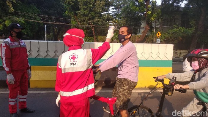 petugas melakukan pengecekan suhu terhadap pengunjung yang datang ke CFD di JLNT Antasari