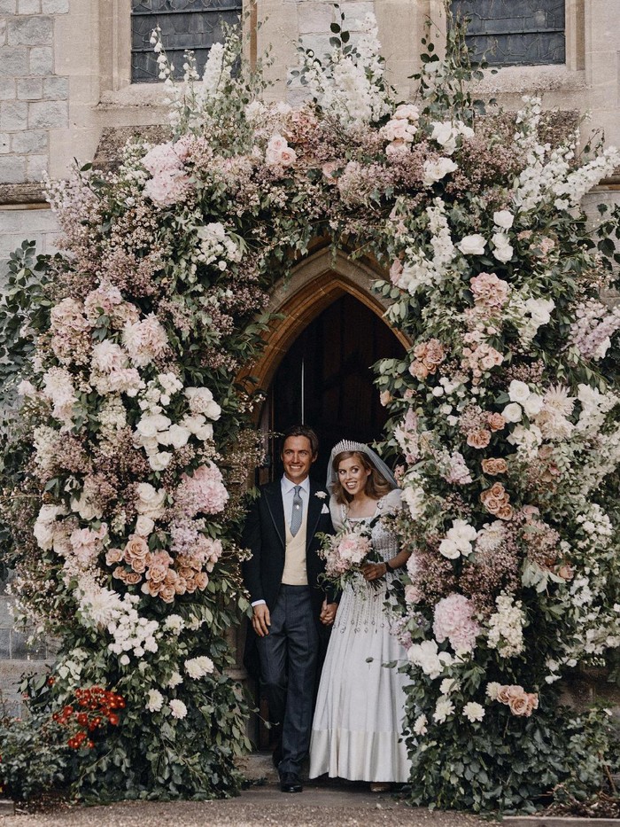 Putri Beatrice dan Edoardo Mapelli Mozzi menikah di Royal Chapel of All Saints di Royal Lodge, Windsor, Inggris.